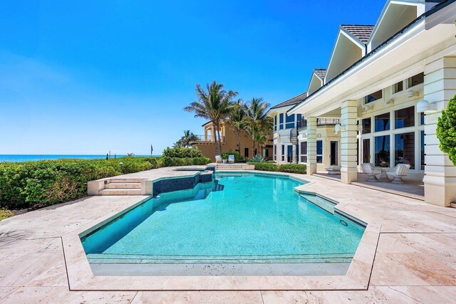 3066 SE Dune Dr, Stuart, FL 34996 - view of swimming pool featuring a pool with connected hot tub and a patio area