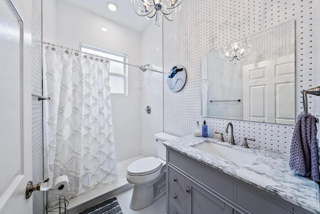 full bath with a chandelier, a tile shower, toilet, vanity, and tasteful backsplash