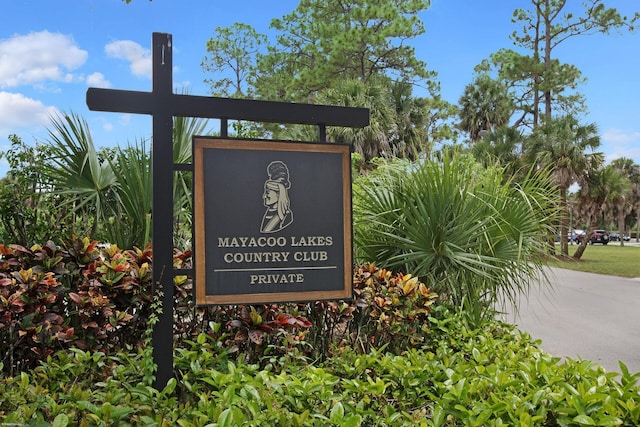 view of community / neighborhood sign