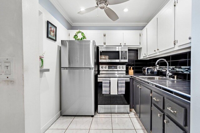 19 Islewood A 19, Deerfield Beach, FL 33442 - kitchen featuring stainless steel appliances, white cabinets, a sink, a ceiling fan, and crown molding