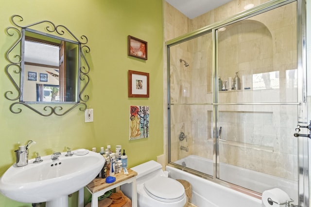 full bathroom featuring a sink, toilet, and enclosed tub / shower combo
