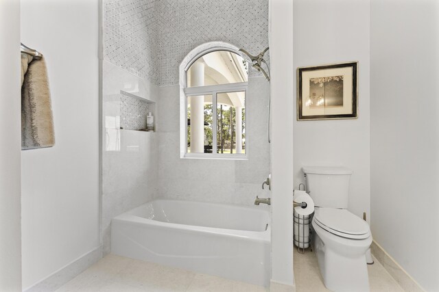 14819 Broken Arrow Pl, Palm Beach Gardens, FL 33418 - full bathroom with baseboards, a tub to relax in, toilet, and tile patterned floors