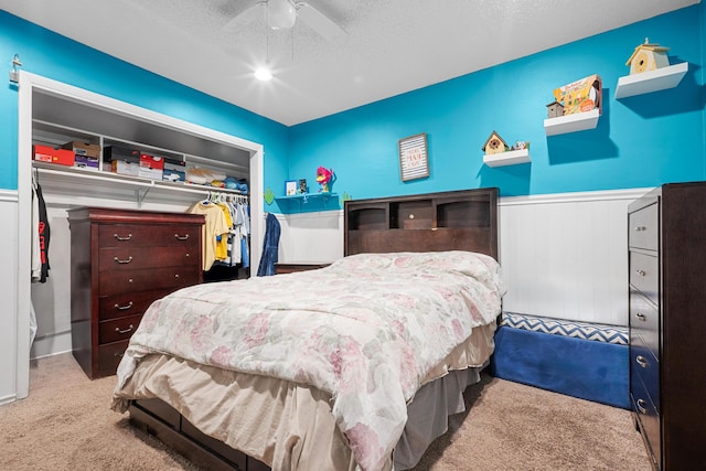 7503 NW 42nd St, Coral Springs, FL 33065 - carpeted bedroom with wainscoting, a closet, a textured ceiling, and a ceiling fan