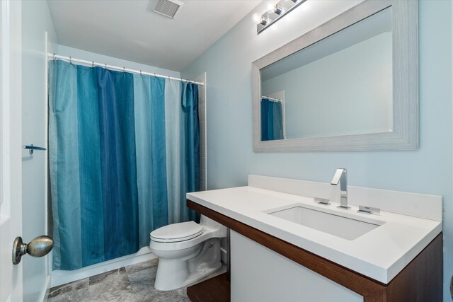 full bathroom with toilet, vanity, and curtained shower