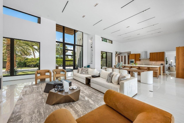 4460 NE 31st Ave, Lighthouse Point, FL 33064 - living room with a high ceiling