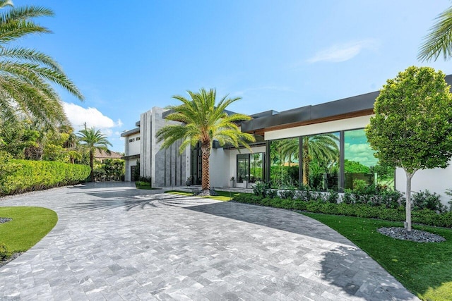 4460 NE 31st Ave, Lighthouse Point, FL 33064 - view of front facade with curved driveway and stucco siding