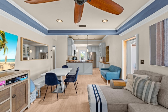 dining area featuring ceiling fan, light wood finished floors, crown molding, and recessed lighting
