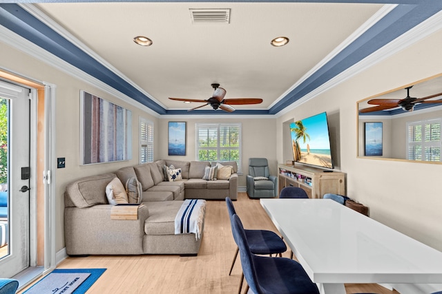 living room featuring a ceiling fan, ornamental molding, light wood-style floors, recessed lighting, and baseboards
