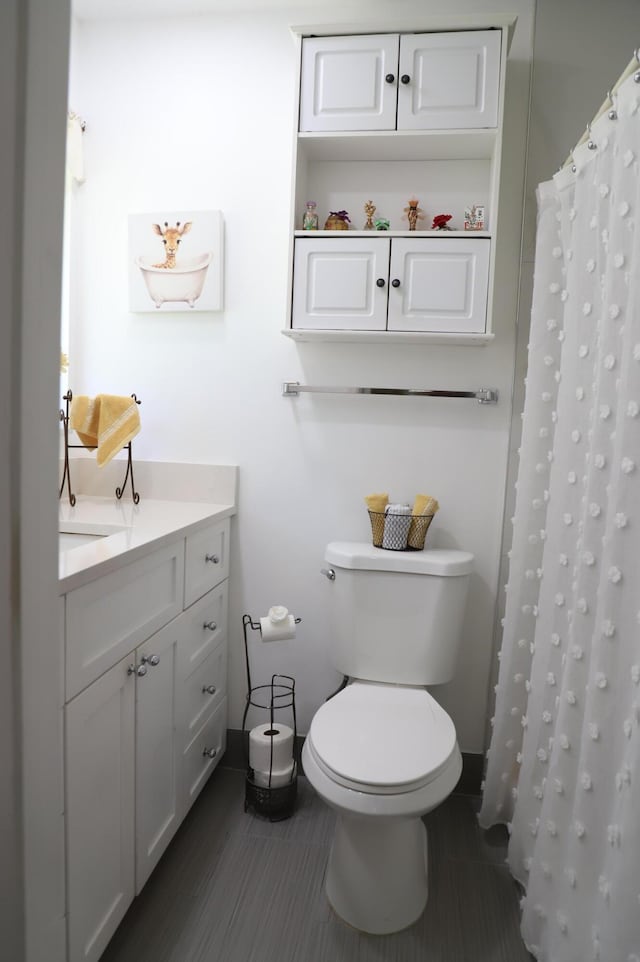 521 Sandpiper Cir, Delray Beach, FL 33445 - bathroom featuring toilet, a shower with curtain, and vanity