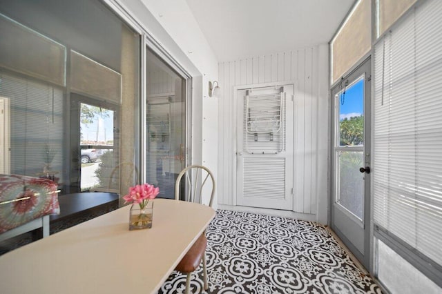 2600 SE Ocean Blvd Unit Jj-6, Stuart, FL 34996 - dining space featuring plenty of natural light