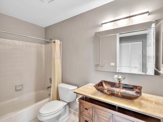 bathroom featuring toilet, shower / bath combo, vanity, and baseboards