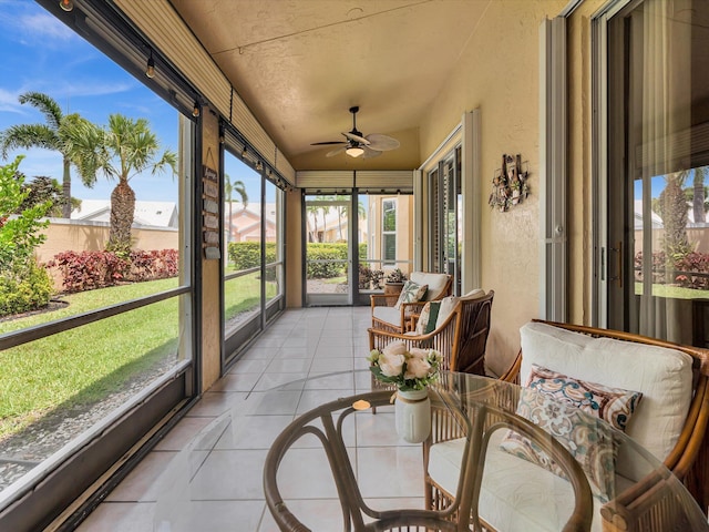 sunroom with ceiling fan