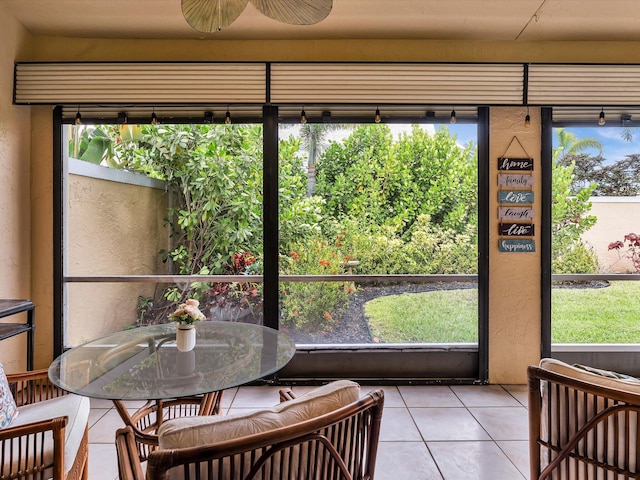 sunroom / solarium with a ceiling fan