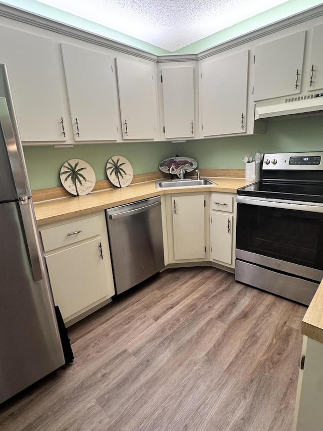 326 Knotty Pine Cir Unit C-2, Greenacres, FL 33463 - kitchen with stainless steel appliances, under cabinet range hood, a sink, light countertops, and a textured ceiling