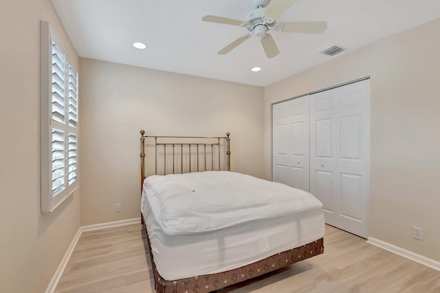 bedroom featuring light wood-style flooring, baseboards, a closet, recessed lighting, and a ceiling fan