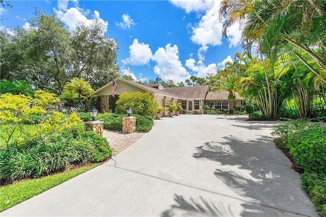 view of front of property with driveway