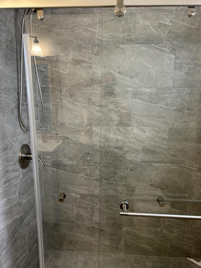 bathroom featuring tiled shower