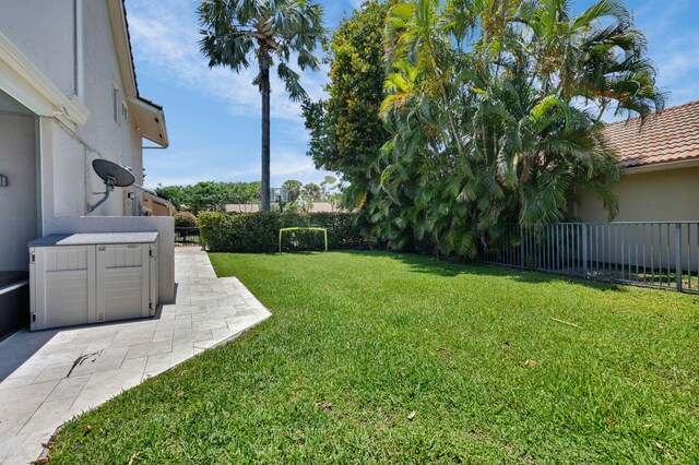6851 Giralda Cir, Boca Raton, FL 33433 - view of yard with a patio