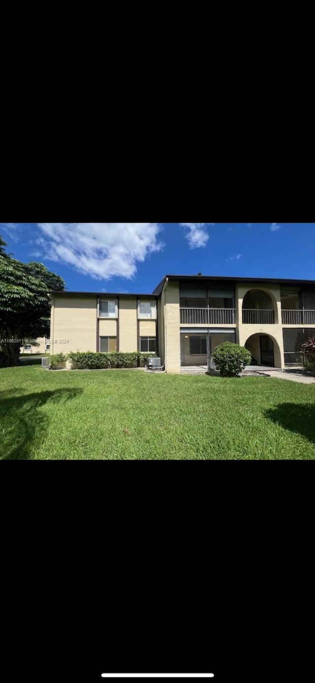 307 Pine Ridge Cir Unit C1, Greenacres, FL 33463 - view of front facade featuring a front yard