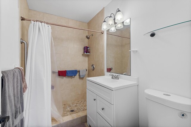 933 S Ridge St, Lake Worth Beach, FL 33460 - bathroom featuring tiled shower, toilet, and vanity