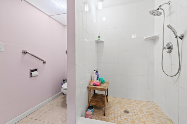 933 S Ridge St, Lake Worth Beach, FL 33460 - bathroom with tiled shower, tile patterned floors, and toilet