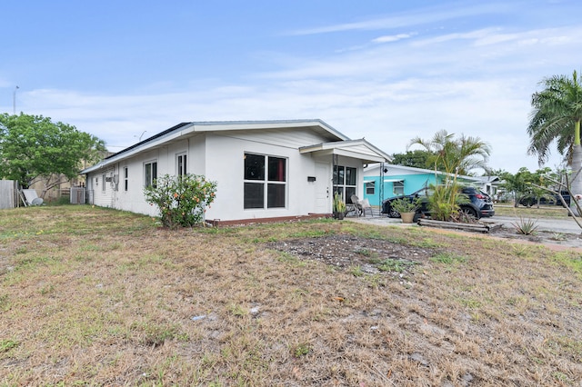933 S Ridge St, Lake Worth Beach, FL 33460 - view of front facade with a front yard and stucco siding