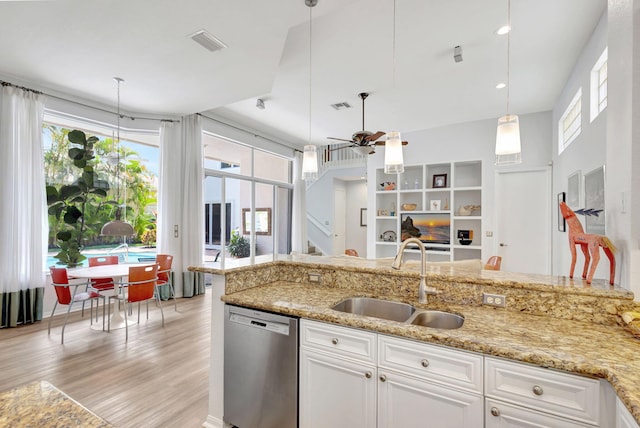 106 Sedona Way, Palm Beach Gardens, FL 33418 - kitchen featuring a sink, dishwasher, plenty of natural light, and light wood-style floors