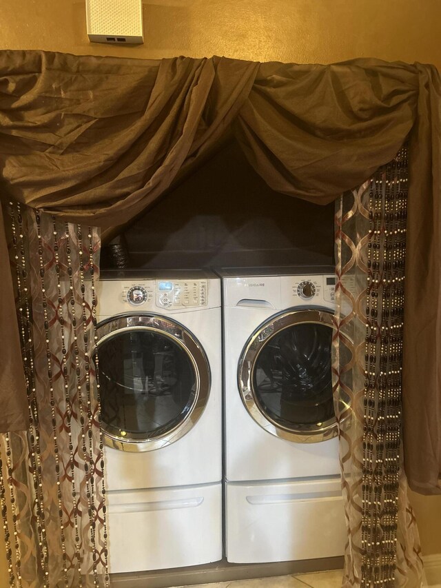 2010 Colonial Rd Unit 3, Fort Pierce, FL 34950 - laundry room with washing machine and clothes dryer