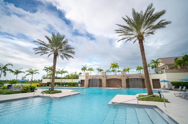 822 Hookline Cir, Loxahatchee, FL 33470 - community pool with a patio area