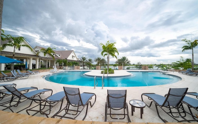 822 Hookline Cir, Loxahatchee, FL 33470 - community pool with a patio area