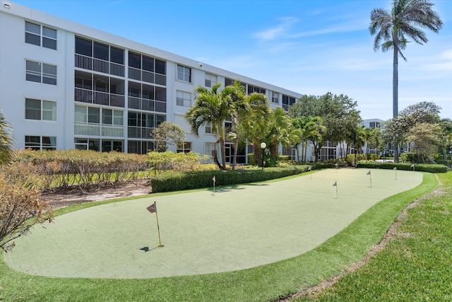 2016 S Federal Hwy Unit 206, Boynton Beach, FL 33435 - surrounding community featuring a putting green