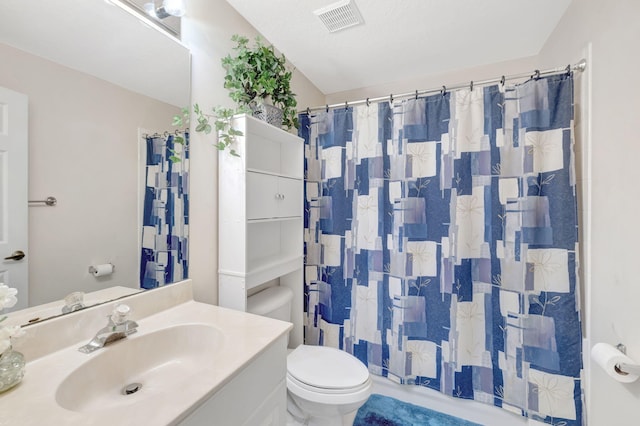 full bath featuring toilet, vanity, and a shower with curtain