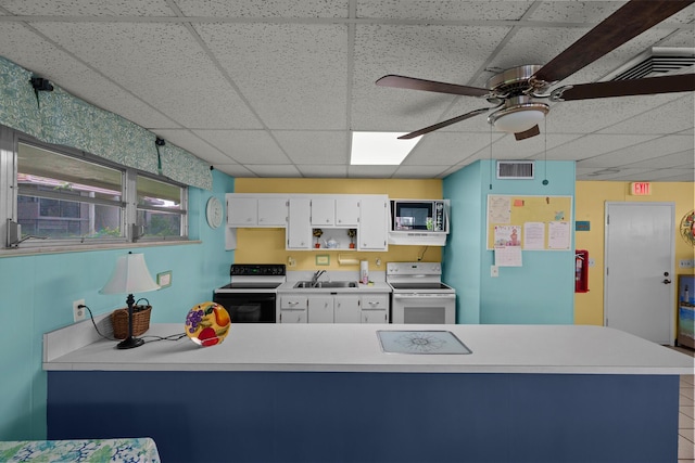 1150 NW 13th St Unit 172C, Boca Raton, FL 33486 - kitchen with black appliances, a drop ceiling, a sink, light countertops, and a peninsula