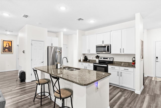 2509 SW Kenilworth St, Port Saint Lucie, FL 34953 - kitchen featuring stainless steel appliances, a sink, wood finished floors, baseboards, and recessed lighting
