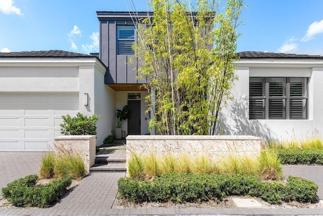 view of front facade featuring stucco siding and a garage