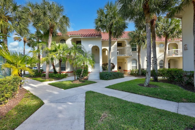 212 Cypress Point Dr, Palm Beach Gardens, FL 33418 - view of front of home featuring stucco siding, a tile roof, and a front yard
