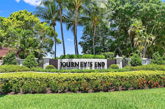 community sign featuring a yard