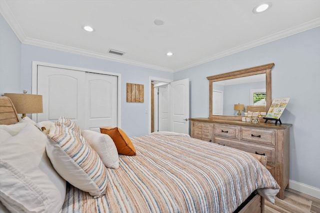 1096 SW 16th St, Boca Raton, FL 33486 - bedroom with light wood-style floors, a closet, ornamental molding, baseboards, and recessed lighting