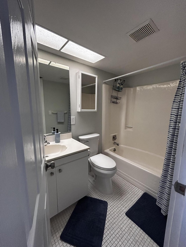 500 N Francisco St Unit 211, Clewiston, FL 33440 - bathroom featuring shower / tub combo with curtain, toilet, tile patterned flooring, vanity, and a skylight
