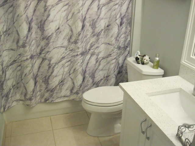 full bathroom featuring tile patterned flooring, toilet, a shower with shower curtain, and vanity