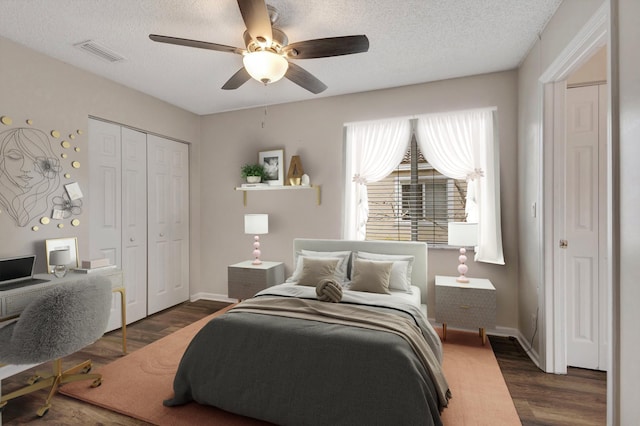 bedroom featuring wood finished floors, a closet, ceiling fan, a textured ceiling, and baseboards