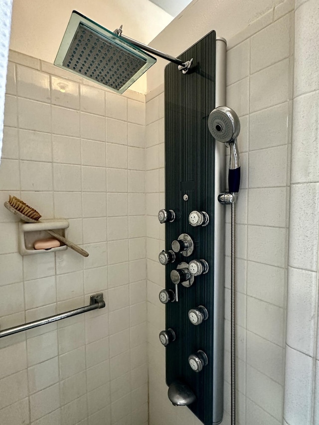 728 Ridge Rd Unit 35, Lantana, FL 33462 - full bath with a tile shower