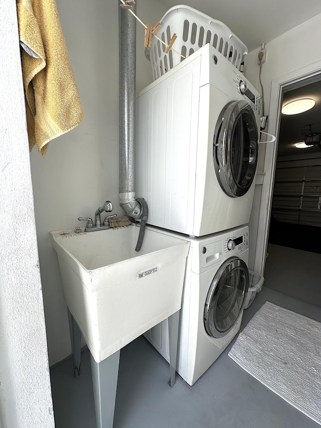 728 Ridge Rd Unit 35, Lantana, FL 33462 - laundry area featuring estacked washer and dryer
