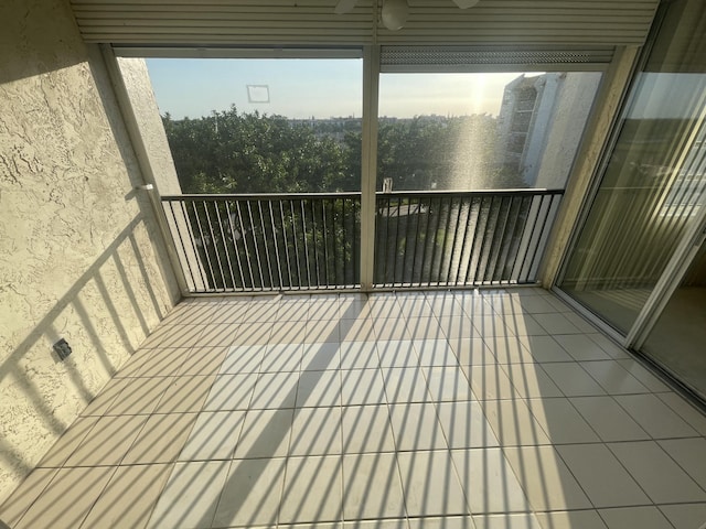 balcony featuring a ceiling fan
