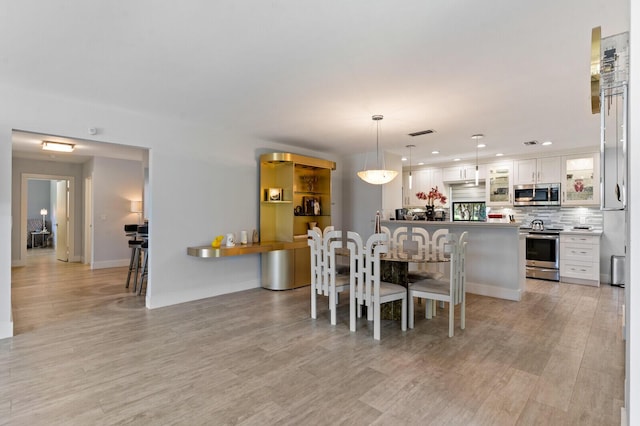 21188 Juego Cir Unit 17-A, Boca Raton, FL 33433 - dining area featuring recessed lighting, light wood finished floors, and baseboards