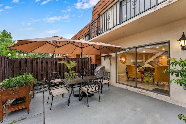 184 NW 115th Ter, Plantation, FL 33325 - view of patio featuring a balcony, outdoor dining area, and fence