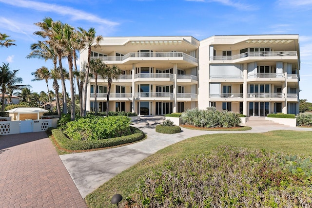 view of apartment building / complex