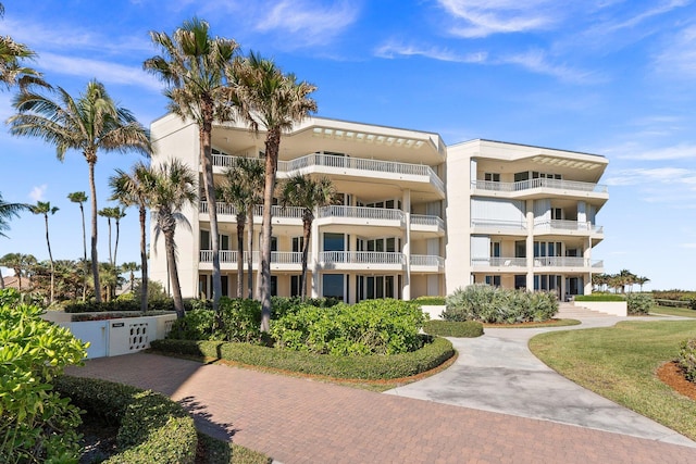 view of apartment building / complex