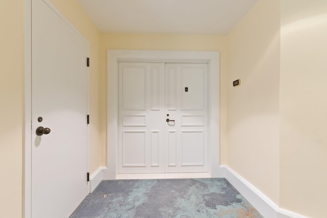 entryway featuring carpet and baseboards