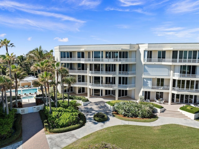 view of apartment building / complex